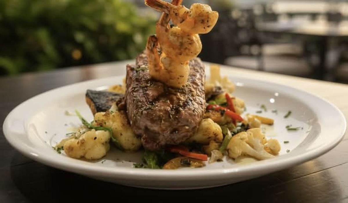 10 oz Striploin Steak with Shrimp