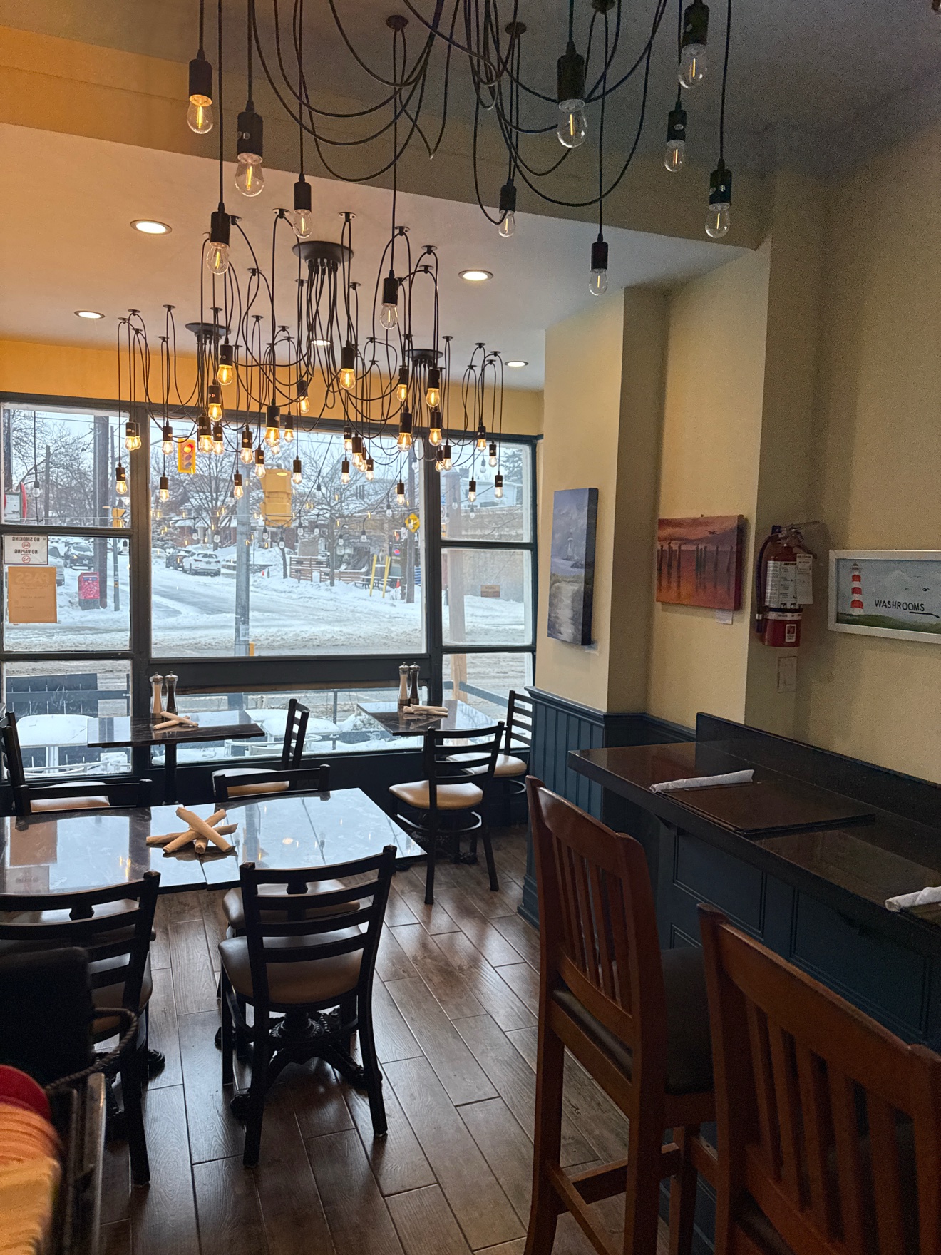 The dining room in daylight at Lighthouse 971